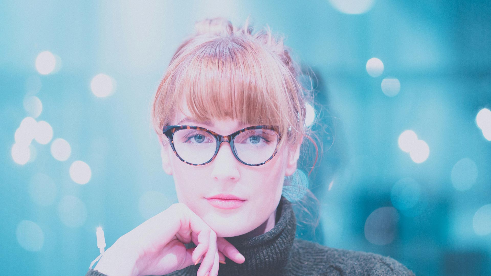 Junge Frau mit rot-braunem Haar trägt eine runde Acetatbrille in Schildpatt-Optik und schaut ruhig in die Kamera – trendige Damenbrillen bei Seitz Optik Limburg